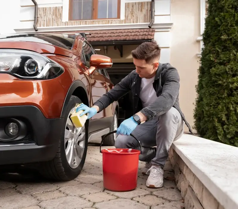 Lavage auto à domicile Gabrias : professionnel intervenant sur un véhicule